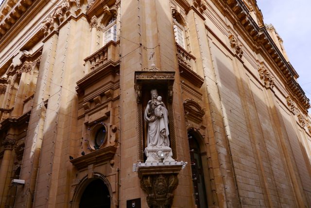 Corner statue. Mdina, Malta.
